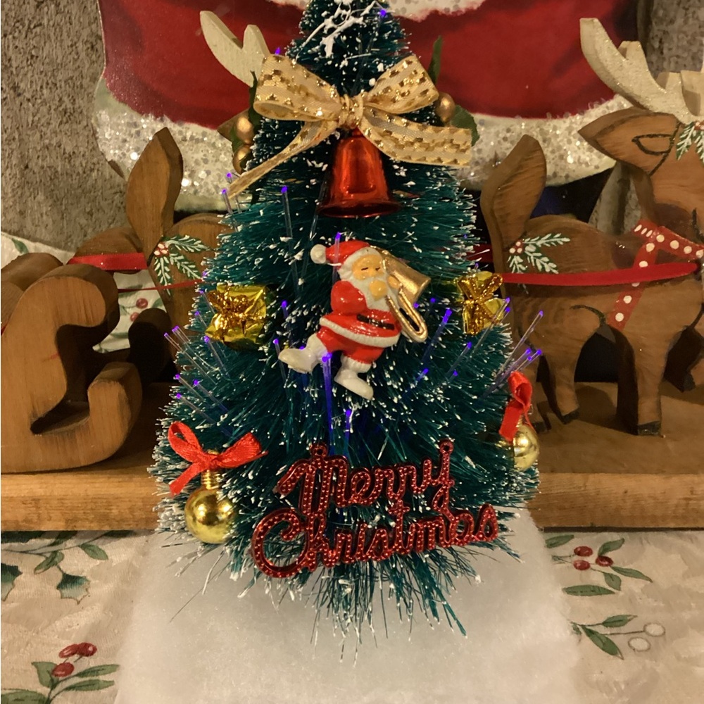 Vintage Mini Fiber Optic Musical Tree & Hand-painted Ceramic Carolers - Picture 2 of 9